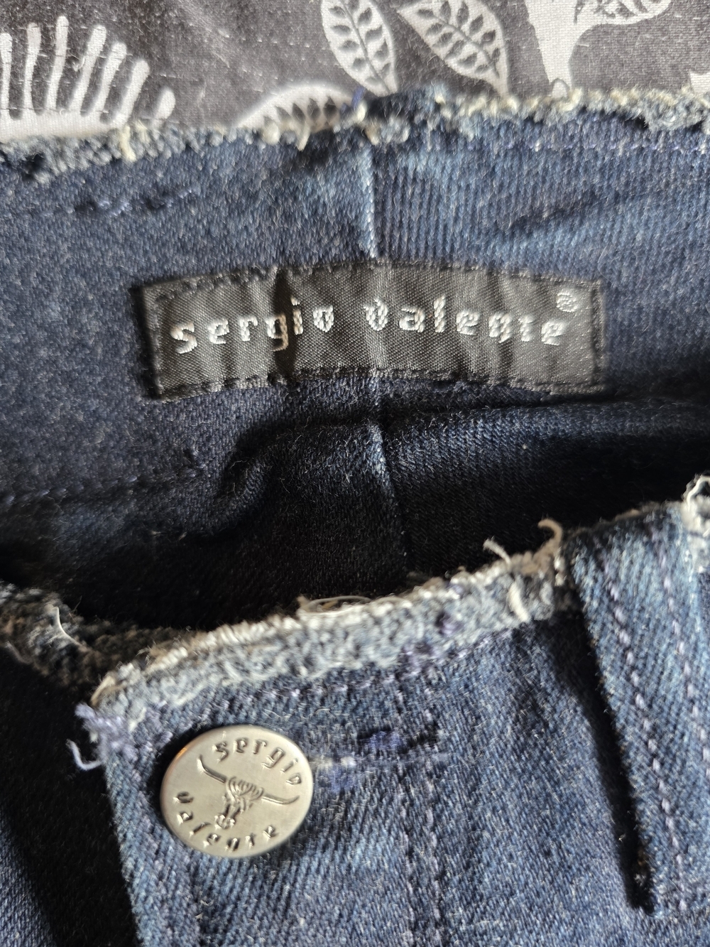Vintage Sergio Valente Dark Wash Raw Seam Flare Jeans Y2K Size 26 - Picture 4 of 5